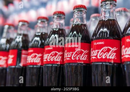 Tyumen, Russie-avril 21, 2021: Photo d'une bouteille en verre classique de coca cola. Usage éditorial uniquement. Banque D'Images