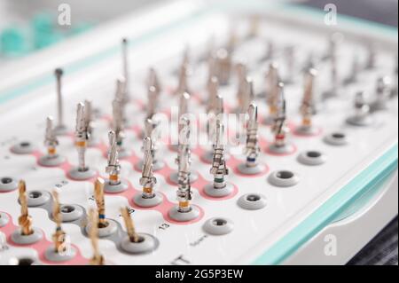 Jeu de buses de perçage pour une machine à bur dentaire pour implants. Kit de cône chirurgical. Macro, gros plan. Concept des technologies dentaires contemporaines Banque D'Images