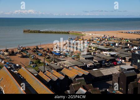 Vue sur le Stade et les cabanes de pêcheurs noirs, Hastings, East Sussex, Angleterre, Royaume-Uni, Europe Banque D'Images