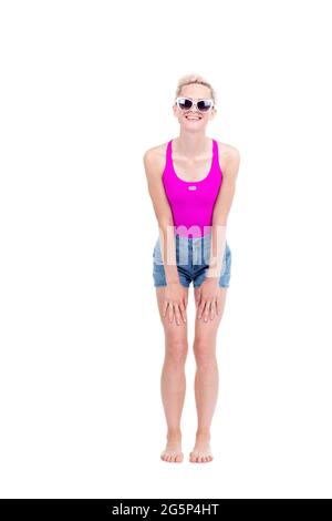 Portrait de studio vertical pleine longueur de belle jeune femme caucasienne portant la tenue d'été posant sur l'appareil photo, fond blanc Banque D'Images