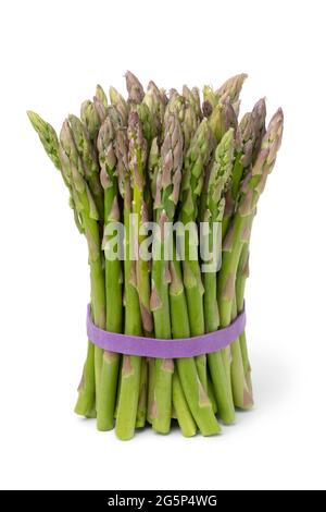 Pointe d'asperges vertes fraîches, isolées sur fond blanc Banque D'Images