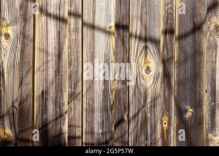 Arrière-plan de texture de bois ancien avec des traces de peinture jaune Banque D'Images