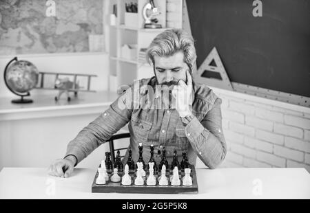 Figures sur le plateau d'échecs. Passe-temps intellectuel. Réfléchir à l'étape suivante. Faites votre propre pensée de manière indépendante. Leçon d'échecs. Concept de stratégie. École Banque D'Images