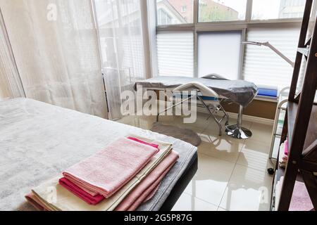 intérieur du salon de spa un canapé avec un propre et des serviettes derrière un écran dans un bureau séparé. Banque D'Images