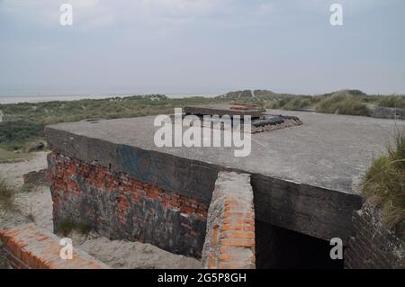 Vieux bunker sur la plage sur l'île de Terschelling, aux pays-Bas. Banque D'Images