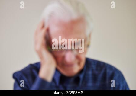 Concept défoqué de l'homme supérieur souffrant de problèmes de santé mentale comme la démence ou Alzheimers Banque D'Images
