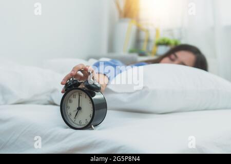 belle femme dormant au lit et se lever tard Banque D'Images