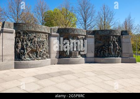 Moscou, Russie - 10 mai 2021 : Bas-reliefs représentant des scènes de la vie du prince Vladimir Svyatoslavich, l'égréal-aux-Apôtres Banque D'Images