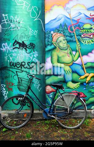 DANEMARK. COPENHAGUE. CHRISTIANA S'EST DÉCLARÉE ZONE SANS VOITURE. DEPUIS 1971, CETTE ANCIENNE BASE MILITAIRE EST OCCUPÉE PAR DES SQUATTERS QUI ONT MA Banque D'Images