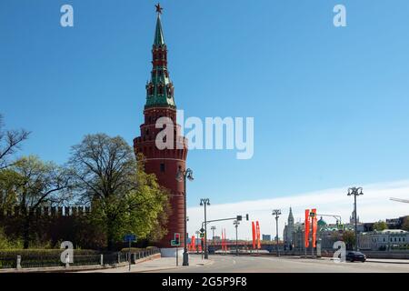 Vue sur la Tour de l'eau du Kremlin de Moscou et le remblai du Kremlin sur le fleuve de Moscou le jour du printemps. Architecture de la capitale de la Russie. Banque D'Images