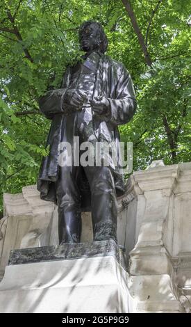 LONDRES, ROYAUME-UNI - 23 juin 2021 : le monument Isambard Brunel de Carlo Marochetti se trouve au bout de Temple Station sur le Victoria Embankment. Banque D'Images