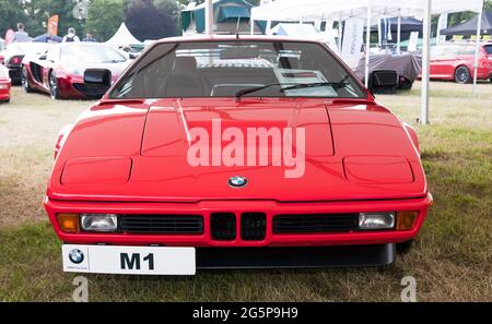 Vue avant d'une BMW M1 rouge, 1980, exposée au 2021, London Classic car Show, Syon Park Banque D'Images