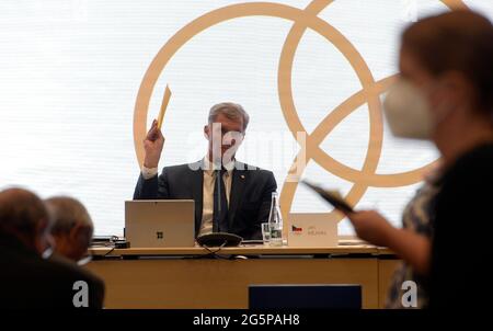 Prague, République tchèque. 29 juin 2021. Jiri Keval, président du Comité olympique tchèque, prend la parole après la session plénière du Comité olympique tchèque (COV) pour approuver les candidatures aux Jeux Olympiques à Tokyo, en République tchèque, le 29 juin 2021. Crédit : Katerina Sulova/CTK photo/Alamy Live News Banque D'Images