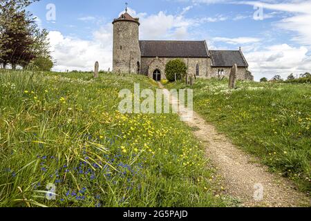 Printemps à l'église St Andrews datant de l'époque normande dans le village de Little Snoring, Norfolk, Royaume-Uni Banque D'Images