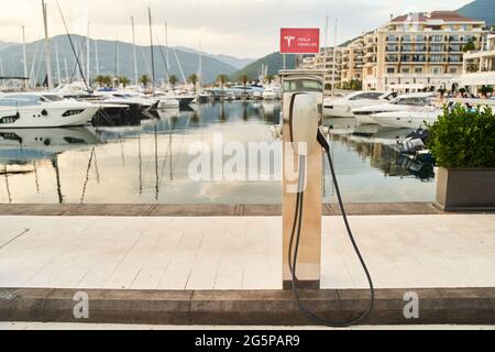 Tivat, Monténégro - 28 mai 2021 : chargement des véhicules électriques Tesla Banque D'Images