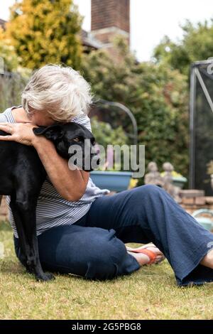 Propriétaire et chien de secours de la Croix de Vizsla noire Banque D'Images