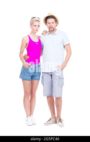 Portrait de studio vertical complet de jeune homme et femme élégant portant des tenues d'été debout ensemble s'embrassant l'un l'autre, fond blanc Banque D'Images