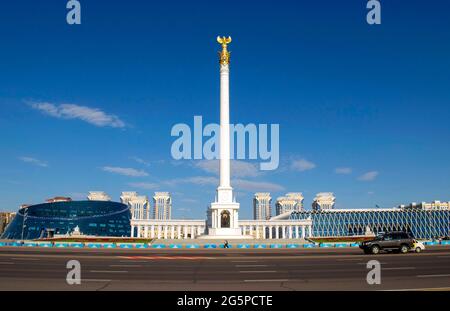 Nur-Sultan - Kazakhstan: 10 juin 2021: Monument kazakh Eli avec place de l'indépendance, Université nationale des Arts kazakh, Palais de l'indépendance Banque D'Images