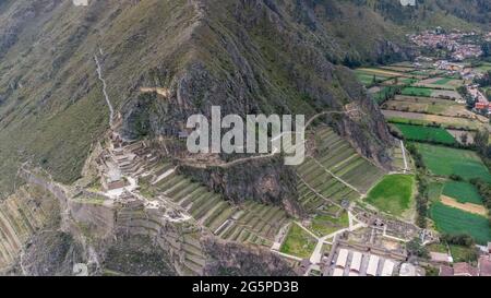 Vue aérienne du site archéologique d'Ollantaytambo dans la vallée sacrée de Cusco. Pérou Banque D'Images