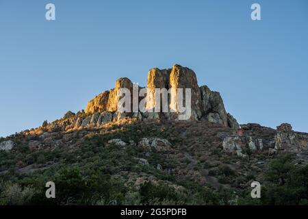 Soleil du matin en direction de Casa Grande Peak depuis la piste Lost Mine Trail dans le parc national de Big Bend Banque D'Images