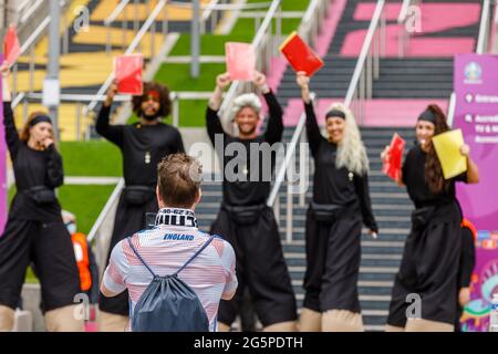 Stade Wembley, Wembley Park, Royaume-Uni. 29 juin 2021. Fan d'Angleterre photographiant des arbitres sur pilotis, avant le match FINAL 16 DE L'EURO 2020 entre l'Angleterre et l'Allemagne au stade Wembley. Championnat européen de football de l'UEFA. Amanda Rose/Alamy Live News Banque D'Images