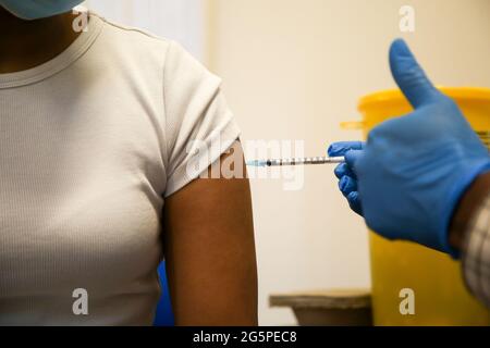 Londres, Royaume-Uni. 29 juin 2021. Un agent de santé du NHS administre une dose du vaccin Covid-19 de Pfizer à une femme, dans un centre de vaccination de Londres. Credit: Dinendra Haria/SOPA Images/ZUMA Wire/Alay Live News Banque D'Images
