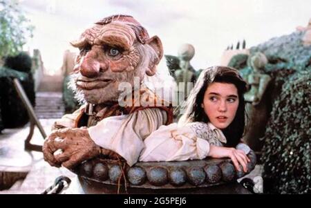 LABYRINTHE 1986 film Tri-Star Pictures Bowie comme Jennifer Connelly comme Sarah Williams à la recherche de son frère et de Hoggle qui la guide dans le labyrinthe Banque D'Images