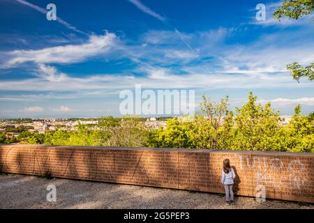 Le magnifique panorama de Rome, vu depuis le sommet de la colline de Janiculan (Janicule). Une petite fille curieuse lit l'inscription gravée sur le mur, Banque D'Images