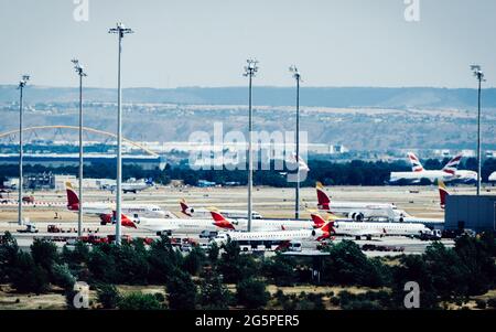 MADRID, ESPAGNE - 26 juin 2021 : Madrid Bajaras, 26 juin 2021 : vue panoramique des avions sur le tarmac et le toit emblématique de l'aéroport de Bajaras à Madrid, Espagne Banque D'Images