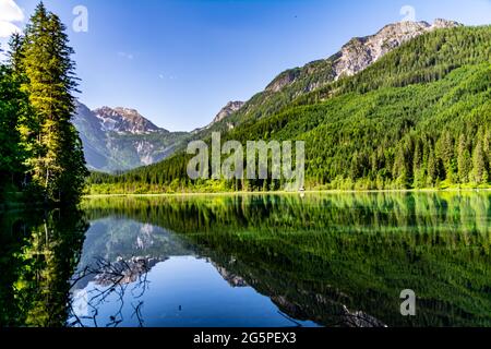 Vue panoramique sur le "Jagersee" (lac des chasseurs) dans les montagnes alpines de Salzbourg en Autriche Banque D'Images