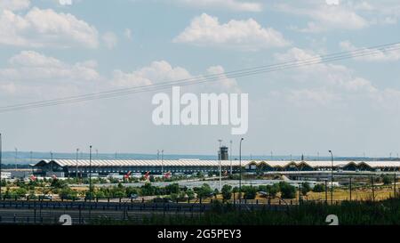 MADRID, ESPAGNE - 26 juin 2021 : Madrid Bajaras, 26 juin 2021 : vue panoramique des avions sur le tarmac et le toit emblématique de l'aéroport de Bajaras à Madrid, Espagne Banque D'Images