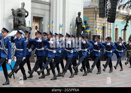 KIEV, UKRAINE - 28 JUIN 2021 - les gardiens d'honneur défilent devant le bâtiment de la Verkhovna Rada le jour de la Constitution, Kiev, capitale de l'Ukraine. La fondamentale la Banque D'Images