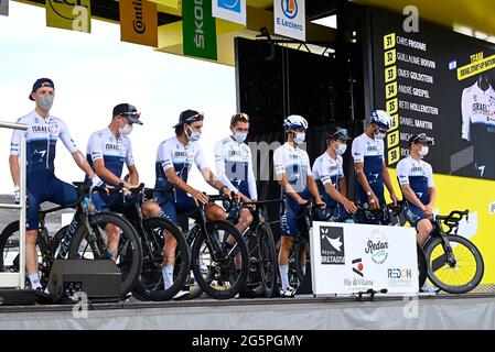 Les pilotes de la nation en démarrage d'Israël photographiés au début de la quatrième étape de la 108e édition de la course cycliste Tour de France, à 150,4 km de Redon t Banque D'Images