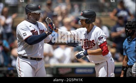 Minneapolis, États-Unis. 27 juin 2021. Minnesota Twins shortstop Andrelton Simmons (9) a fêté à droite son homer de deux temps dans le deuxième repas avec Miguel Sano (22). Les Twins du Minnesota ont accueilli les Cleveland Indians à Target Field le 27 juin 2021 à Minneapolis, au Minnesota (photo de Jerry Holt/Minneapolis Star Tribune/TNS/Sipa USA) crédit : SIPA USA/Alay Live News Banque D'Images