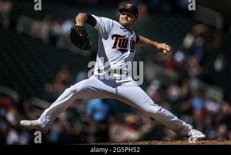 Minneapolis, États-Unis. 27 juin 2021. Caleb Thielbar (56), le pichet de secours des Twins du Minnesota, a lancé un terrain dans le 9e repas. Les Minnesota Twins ont battu les Cleveland Indians 8-2 à Target Field le dimanche 27 juin 2021 à Minneapolis, Minnesota (photo de Jerry Holt/Minneapolis Star Tribune/TNS/Sipa USA) Credit: SIPA USA/Alay Live News Banque D'Images