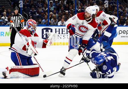 Tampa Bay Lightning aile gauche Alex Killorn (17) gos vers le bas à partir du filet contre le gardien de but des Canadiens de Montréal Carey Price (31) et le défenseur des Canadiens de Montréal Ben Chiarot (8) lors de la première période d'action dans la partie 1 des finales de la coupe Stanley à Amalie Arena le lundi 28 juin, 2021 à Tampa. (Photo de Dirk Shadd/Tampa Bay Times/TNS/Sipa USA) Banque D'Images