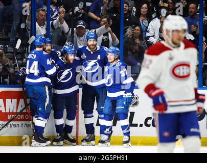 Jan Rutta, défenseur de la foudre de Tampa Bay (44), à gauche, au centre de Blake Coleman (20), Le défenseur Victor Hedman (77) et le centre Yanni Gourde (37) célèbrent le but de Gourde qui bat le gardien de but des Canadiens de Montréal Carey Price (31) alors que les boulons sont en hausse 2-0 pendant la deuxième période d'action dans la partie 1 des finales de la coupe Stanley à l'Amalie Arena le lundi 28 juin 2021 à Tampa. (Photo de Dirk Shadd/Tampa Bay Times/TNS/Sipa USA) Banque D'Images