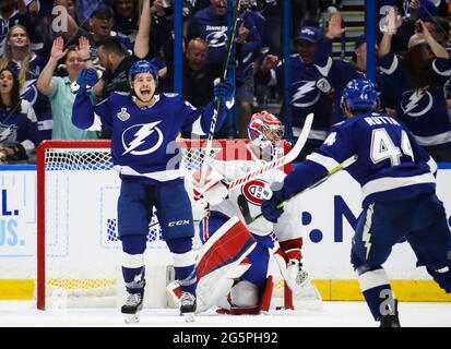 Le centre Lightning de Tampa Bay Yanni Gourde (37) célèbre son but avec le défenseur Jan Rutta (44) après Gourde beat Montreal Canadiens Goaltender Carey Price (31) alors que les boulons vont monter en 2-0 pendant la deuxième période d'action dans le jeu 1 de la finale de la coupe Stanley à Amalie Arena le lundi 28 juin, 2021 à Tampa. (Photo de Dirk Shadd/Tampa Bay Times/TNS/Sipa USA) Banque D'Images