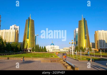 Nur-Sultan - Kazakhstan: 10 juin 2021: Centre de Nur-Sultan, vue de la résidence du président Ak Orda, place, parc et gratte-ciel. Banque D'Images