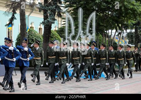 Non exclusif : KIEV, UKRAINE - 28 JUIN 2021 - les gardiens d'honneur défilent devant le bâtiment de la Verkhovna Rada le jour de la Constitution, Kiev, capitale de l'Ukraine. Le Banque D'Images