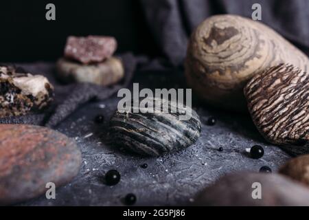 Placez votre produit sur la pierre d'une table de sorcière dans une atmosphère sombre. Maquette. Banque D'Images