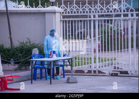 Phnom Penh, Cambodge. 29 juin 2021. Depuis 4 mois, Phnom Penh lutte contre une augmentation de COVID - 19. Un EMT en EPI complet attend les patients à l'entrée d'un site de tests de masse. Credit: Kraig Lieb / Alay Live News Banque D'Images