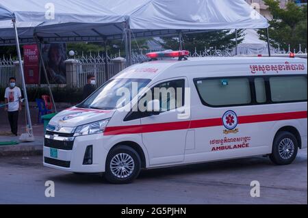 Phnom Penh, Cambodge. 29 juin 2021. Pendant 4 mois, Phnom Penh lutte contre une augmentation de 19 COVID. Une ambulance, avec deux EMT en EPI complet, quitte un site de tests de masse avec un patient coronavirus positif. Credit: Kraig Lieb / Alay Live News Banque D'Images