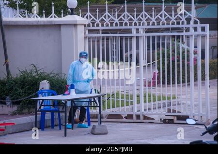 Phnom Penh, Cambodge. 29 juin 2021. Pendant 4 mois, Phnom Penh a été en lutte contre une augmentation de COVID - 19. Un EMT / medic en plein PPE attend les patients à l'entrée d'un site de tests de masse. Credit: Kraig Lieb / Alay Live News Banque D'Images