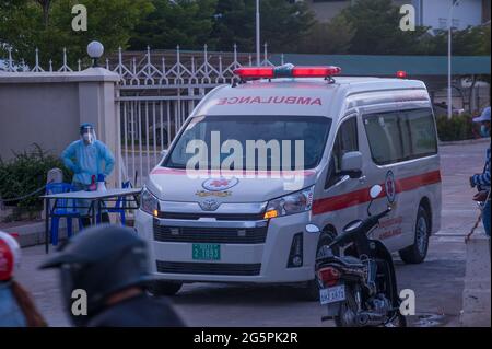 Phnom Penh, Cambodge. 29 juin 2021. Pendant 4 mois, Phnom Penh lutte contre une augmentation de 19 COVID. Une ambulance, avec deux EMT en EPI complet, quitte un site de tests de masse avec un patient coronavirus positif. Credit: Kraig Lieb / Alay Live News Banque D'Images