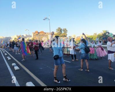 VALENCE, ESPAGNE - 28 juin 2021: Les femmes dansant LGBT Pride manifestation 2021 dans la ville de Valence comme une célébration de l'International gay Pride Da Banque D'Images