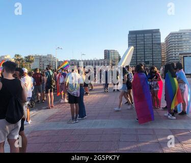 VALENCE, ESPAGNE - 28 juin 2021: Les jeunes dans la manifestation de la fierté LGBT 2021 dans la ville de Valence comme une célébration de la fierté gay internationale Banque D'Images