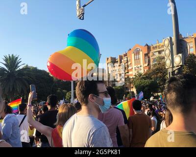 VALENCE, ESPAGNE - 28 juin 2021: Manifestation de la fierté LGBT du drapeau gay 2021 dans la ville de Valence comme une célébration de la Journée internationale de la fierté gay. Ma Banque D'Images