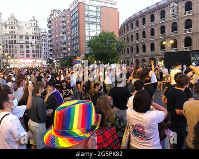 VALENCE, ESPAGNE - 28 juin 2021: Les personnes dans la manifestation de la fierté LGBT 2021 dans la ville de Valence comme une célébration de la Journée internationale de la fierté gay. M Banque D'Images