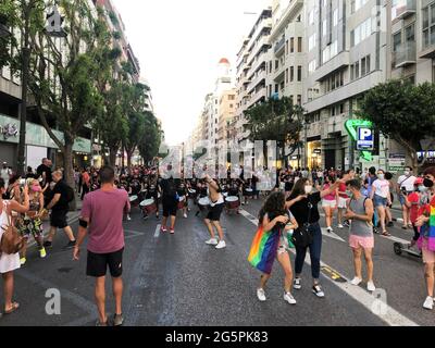 VALENCE, ESPAGNE - 28 juin 2021: Batucada dans la manifestation de la fierté LGBT 2021 dans la ville de Valence comme une célébration de la Journée internationale de la fierté gay. Banque D'Images